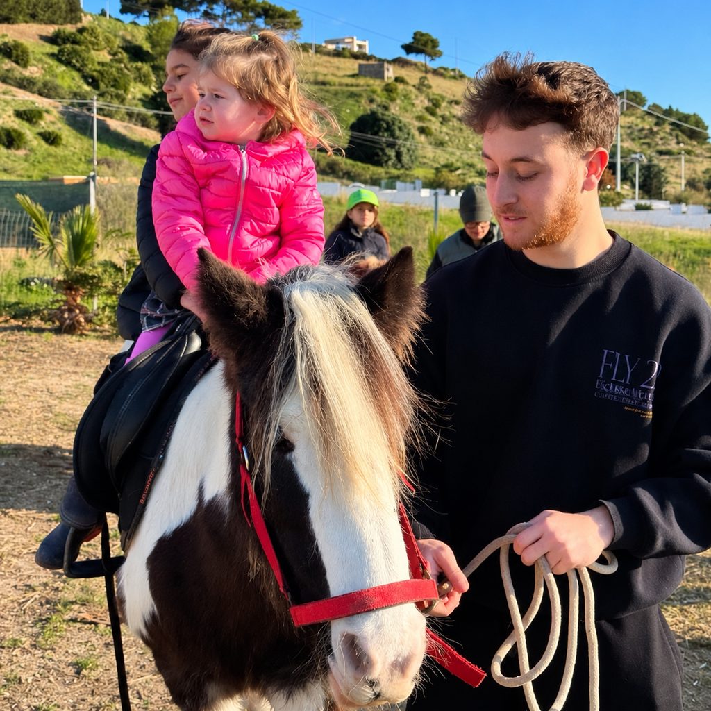 Una bambina sul pony, condotto a mano