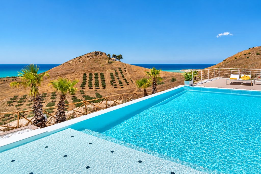 La piscina a sfioro di Villa Domizia, sulla collina affacciata sul mare