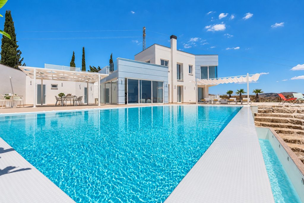 Villa Domizia a Bovo Marina, con la piscina a sfioro