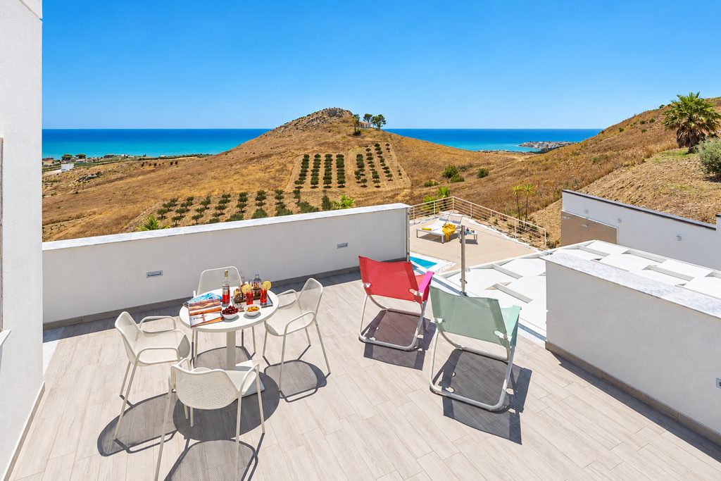 La terrazza del primo piano con il tavolo e la vista sul mare