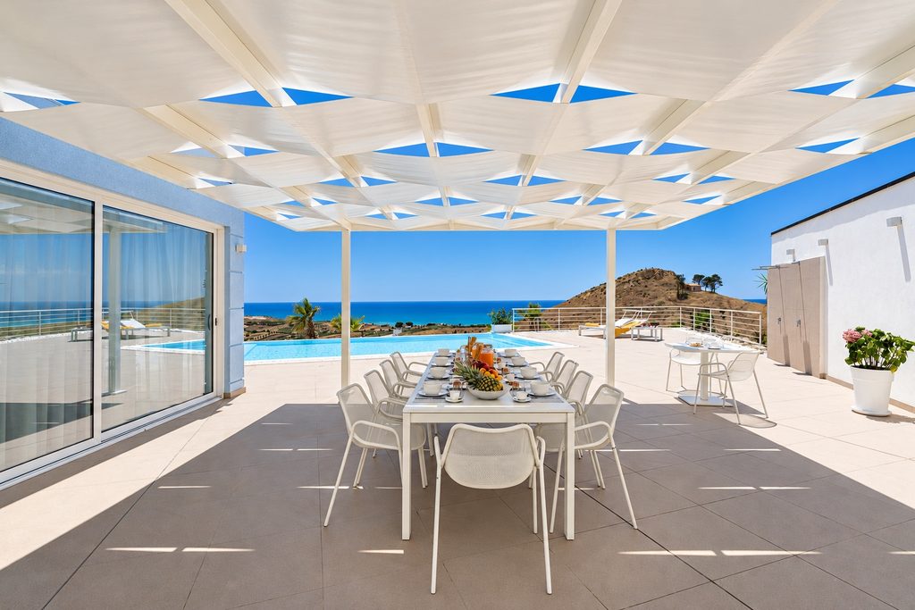 Der gedeckte Tisch unter der Pergola