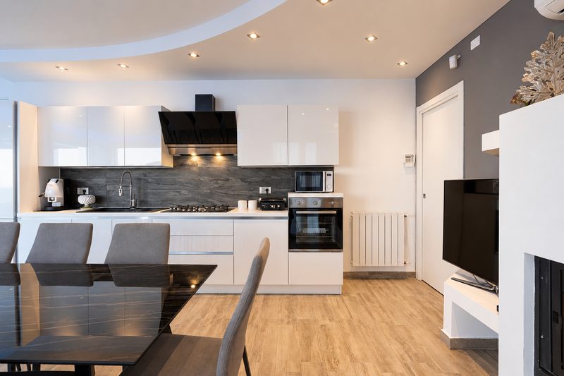 Soggiorno e cucine di Villa Domizia, Bovo Marina