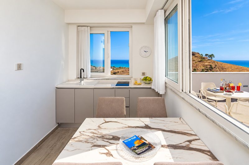 Soggiorno e cucine di Villa Domizia, Bovo Marina
